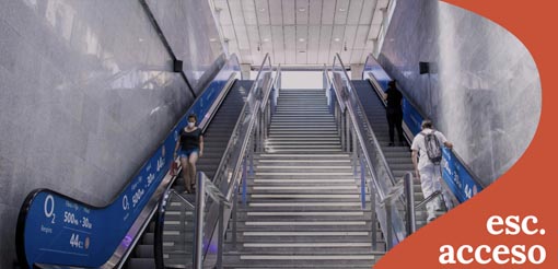 Publicidad en la escalera de acceso al metro de Sevilla